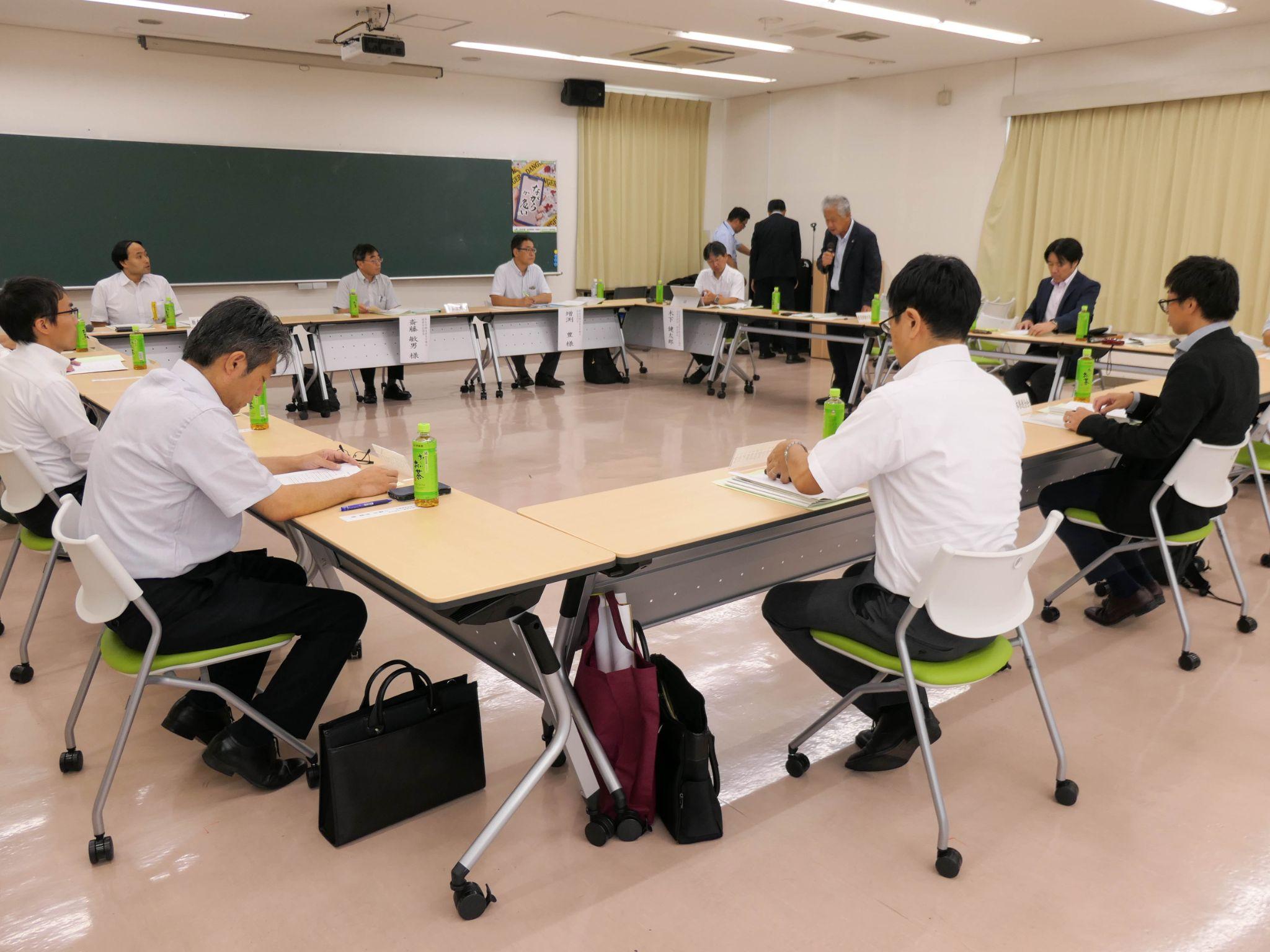 行政機関や経済団体と情報交換