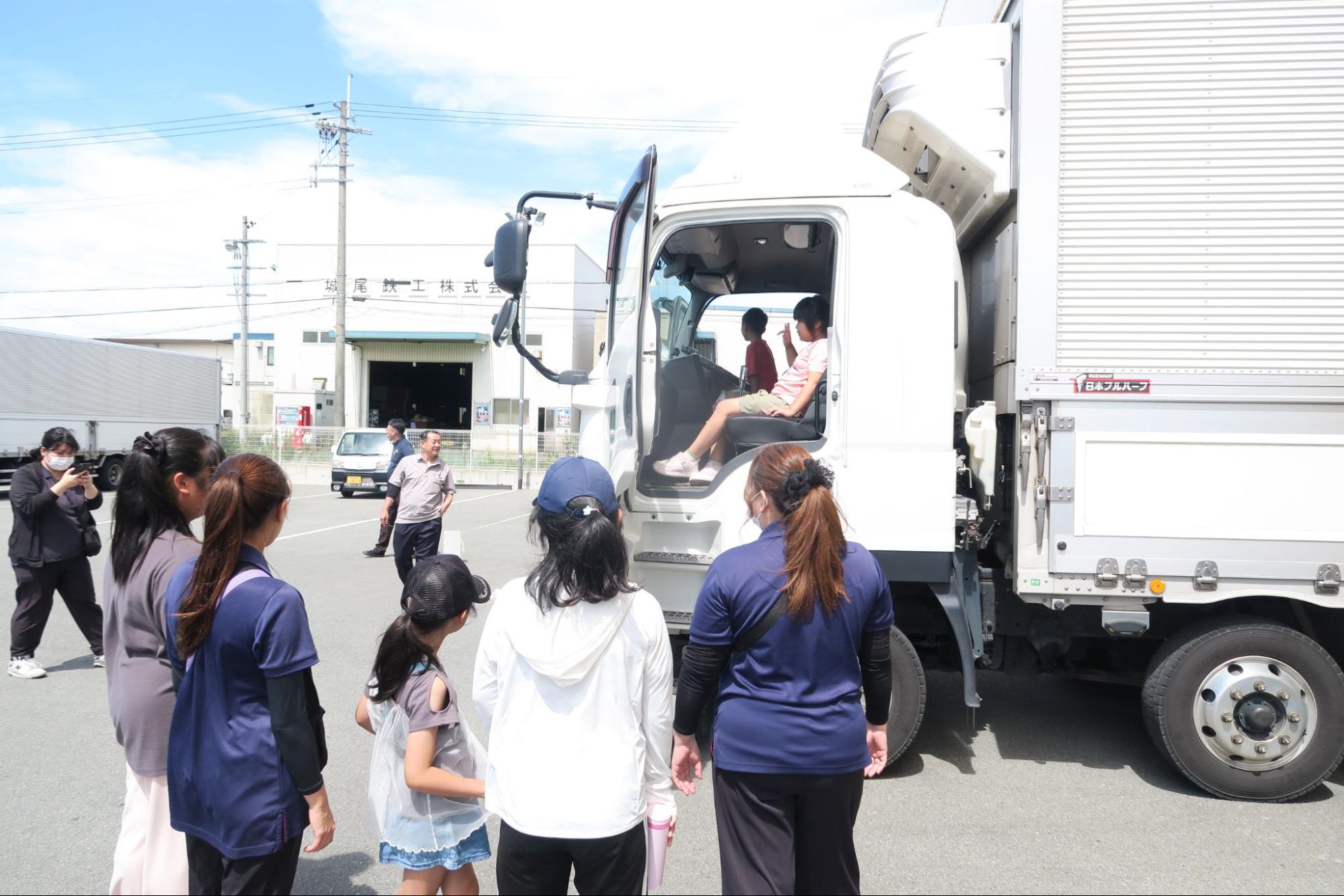 トラックに触れる子どもたち