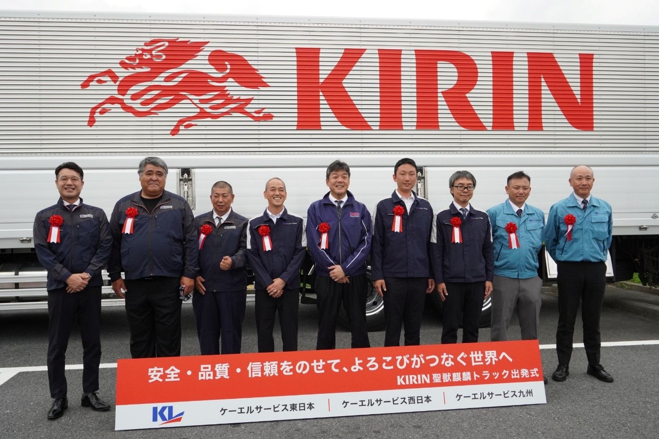 小林社長（中央）と子会社の社長、選抜されたドライバーら<br>