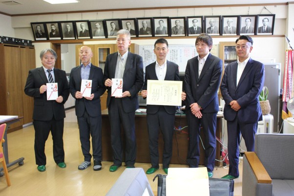感謝状を持つ佐々木部長（右から3人目）ら