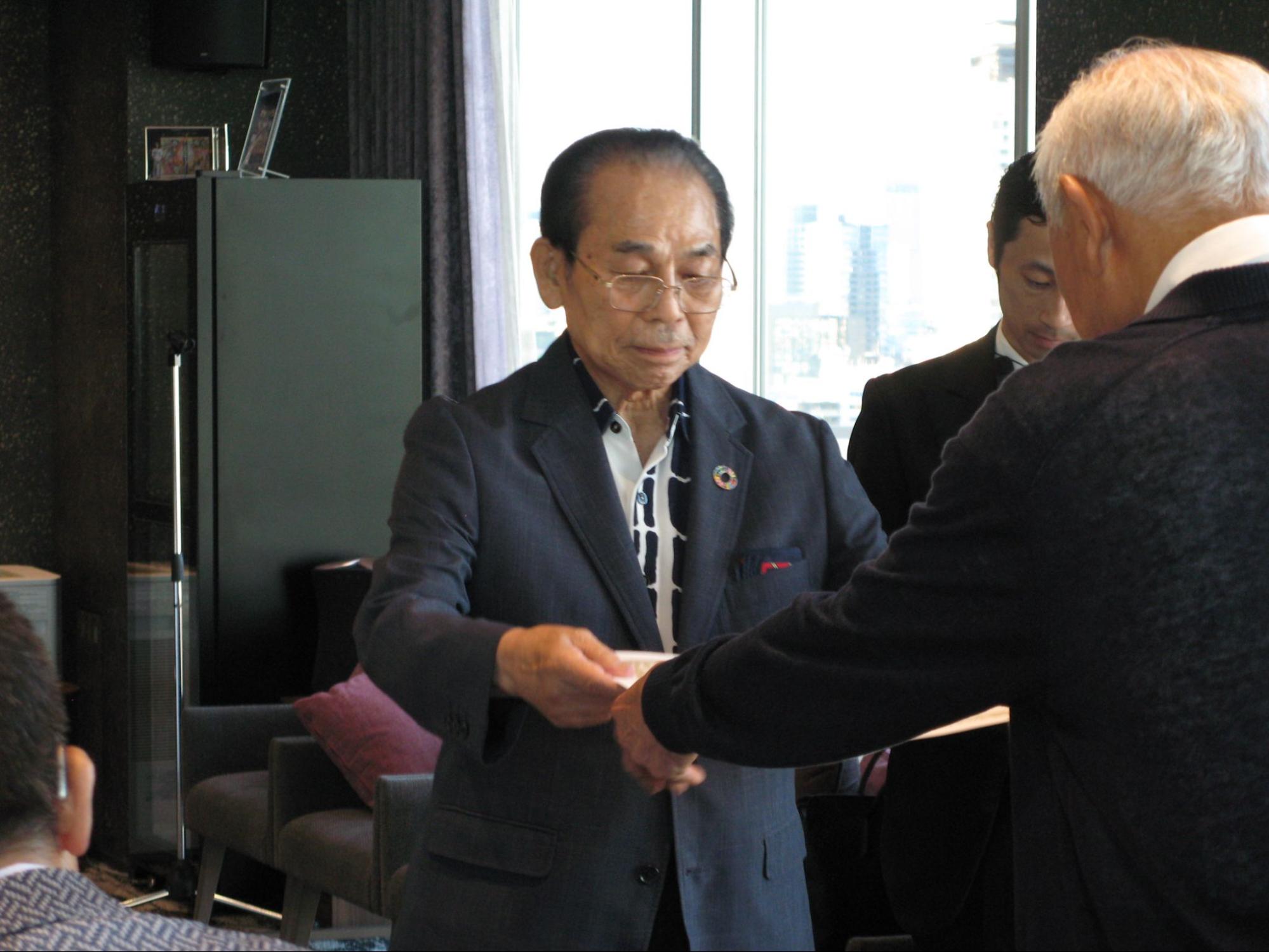 退任した役員に感謝状と記念品を贈呈する重会長