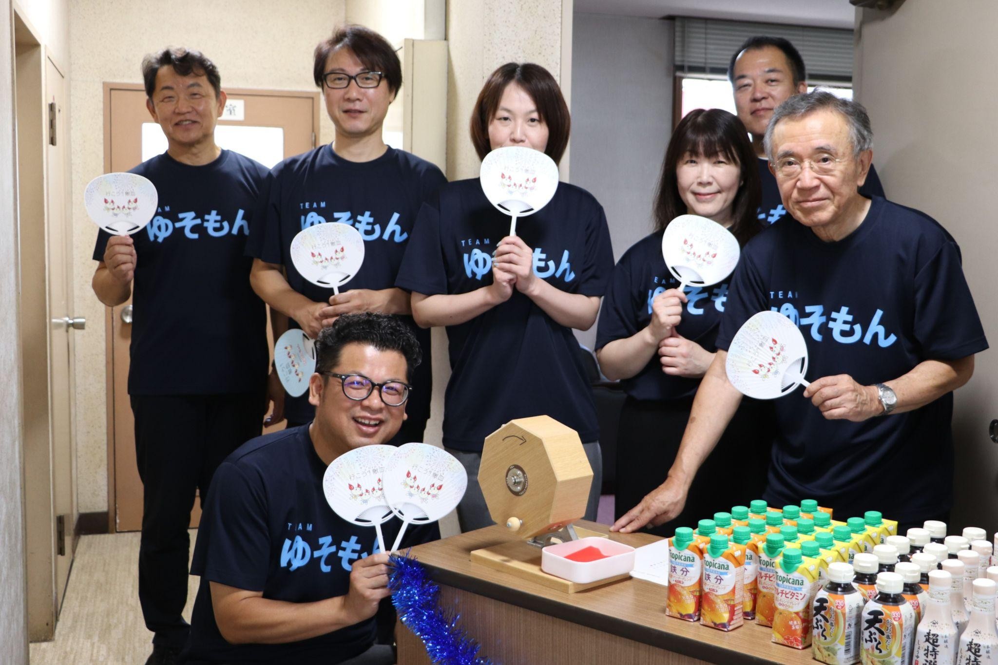 中川薫事務局長らは同じTシャツを着用