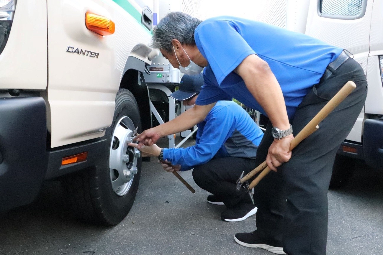 緩んだナットをたたいて音の違いを体感