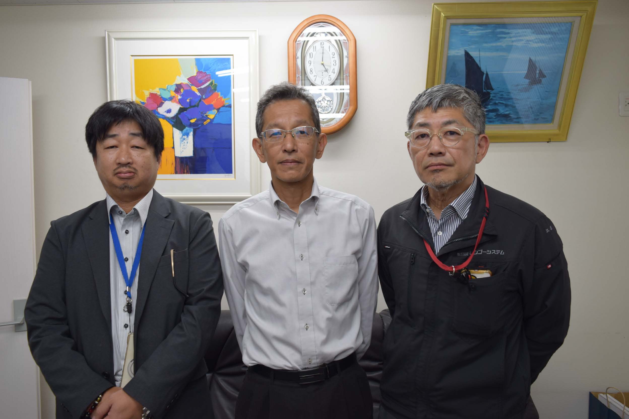（左から）レンゴーシステムの三栖社長、世新の菊池社長、レンゴーシステムの江原常務
