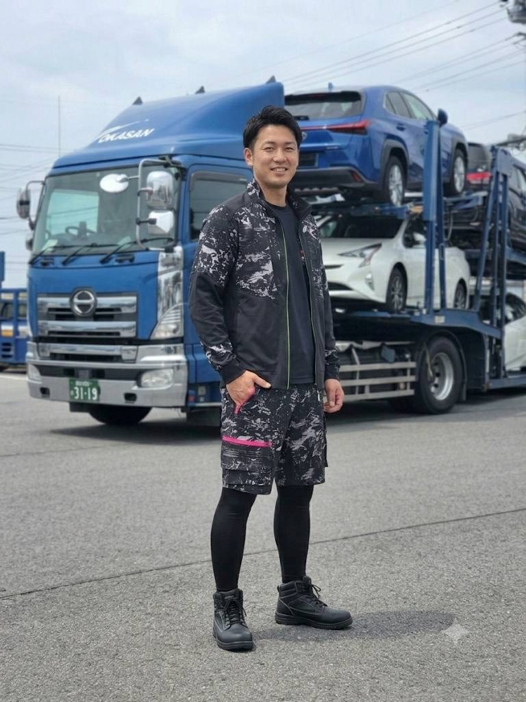 生成AIで作ったユニホームのサンプル画像。モデルの男性は実在しない＝岡三物流提供