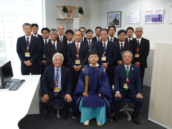 田中社長（最前列左）と吉田憲三会長（最前列右）ら