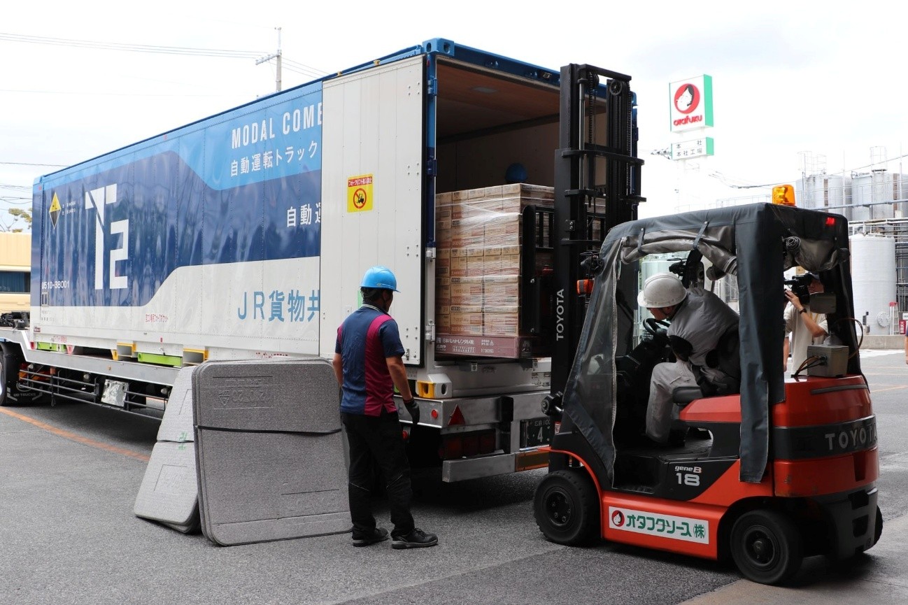 共用コンテナに商品を積み込む（オタフクソース本社工場）