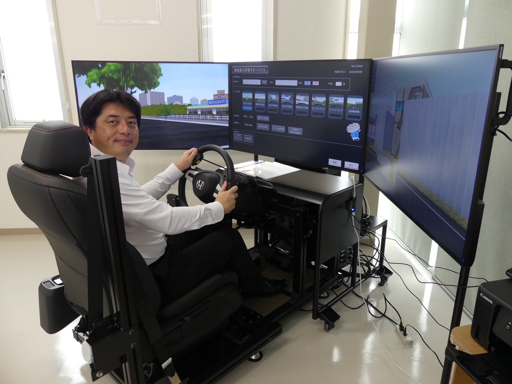 本田技研のドライビングシミュレーターを操作する坂田社長