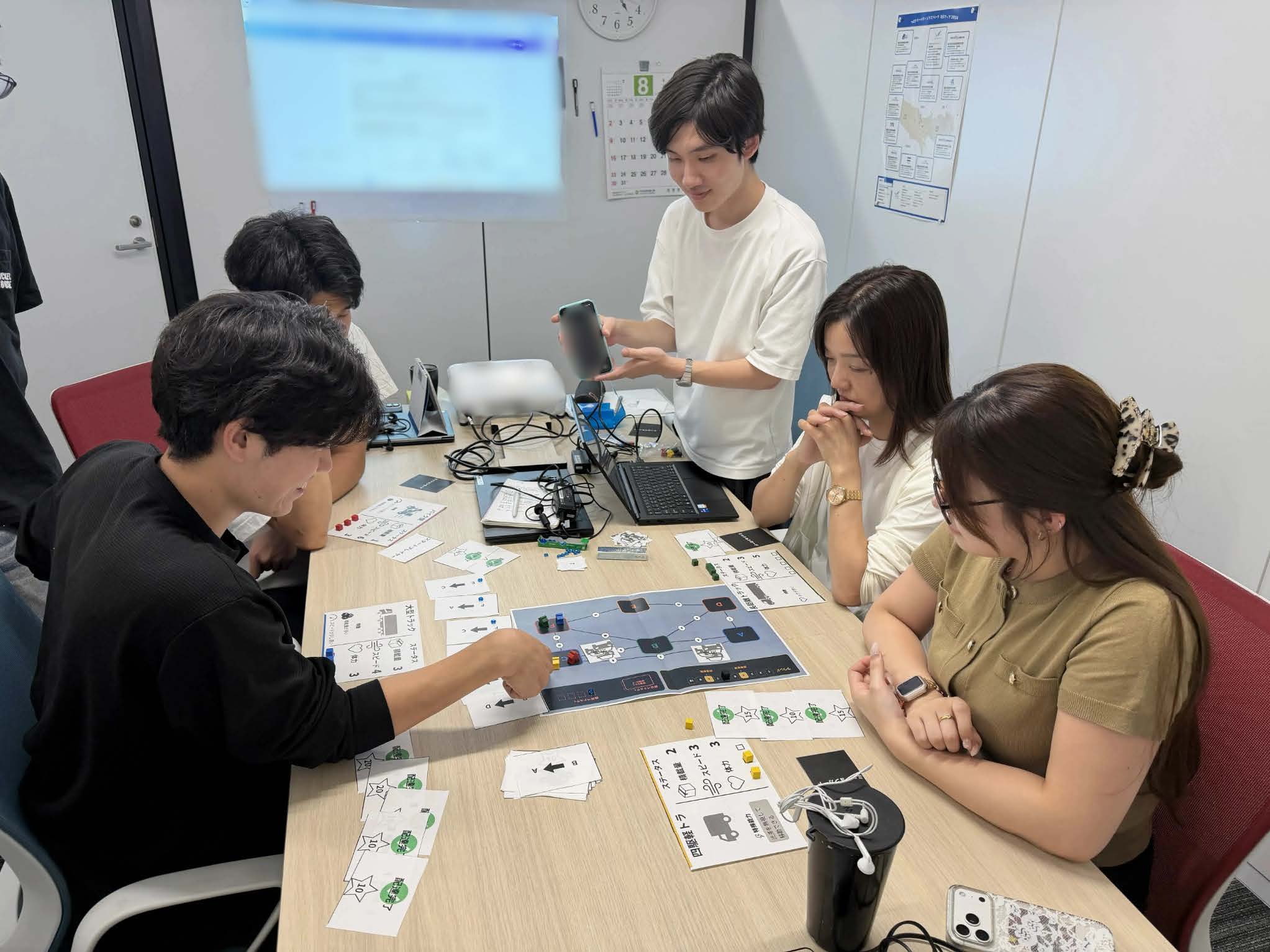 プレーヤーが配車係となり、チームで協力して指定日までに荷物を届ける構成(8月28日、つばさHD提供)