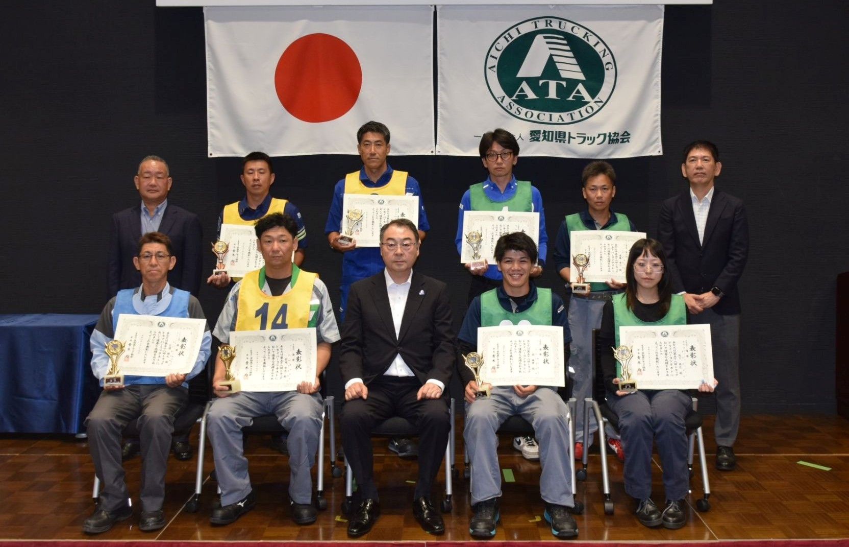 高山委員長（前列中央）と入賞選手ら