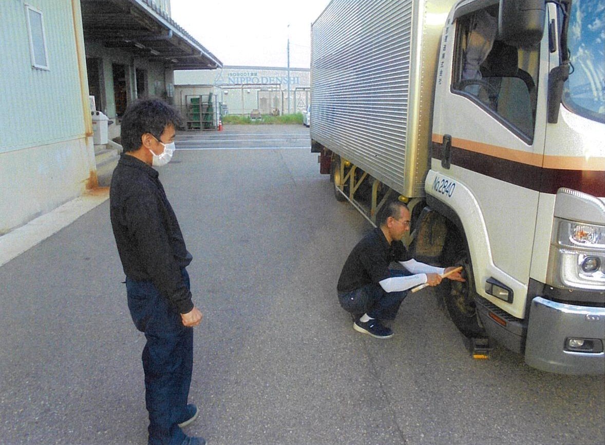 添乗前に車両点検の様子をチェック