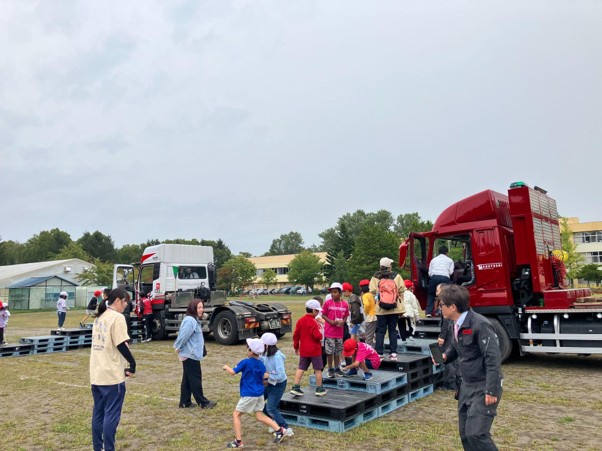 トラクタへの乗車体験やクレーン付きトラック、タイヤショベルの操作体験などを実施（7日）