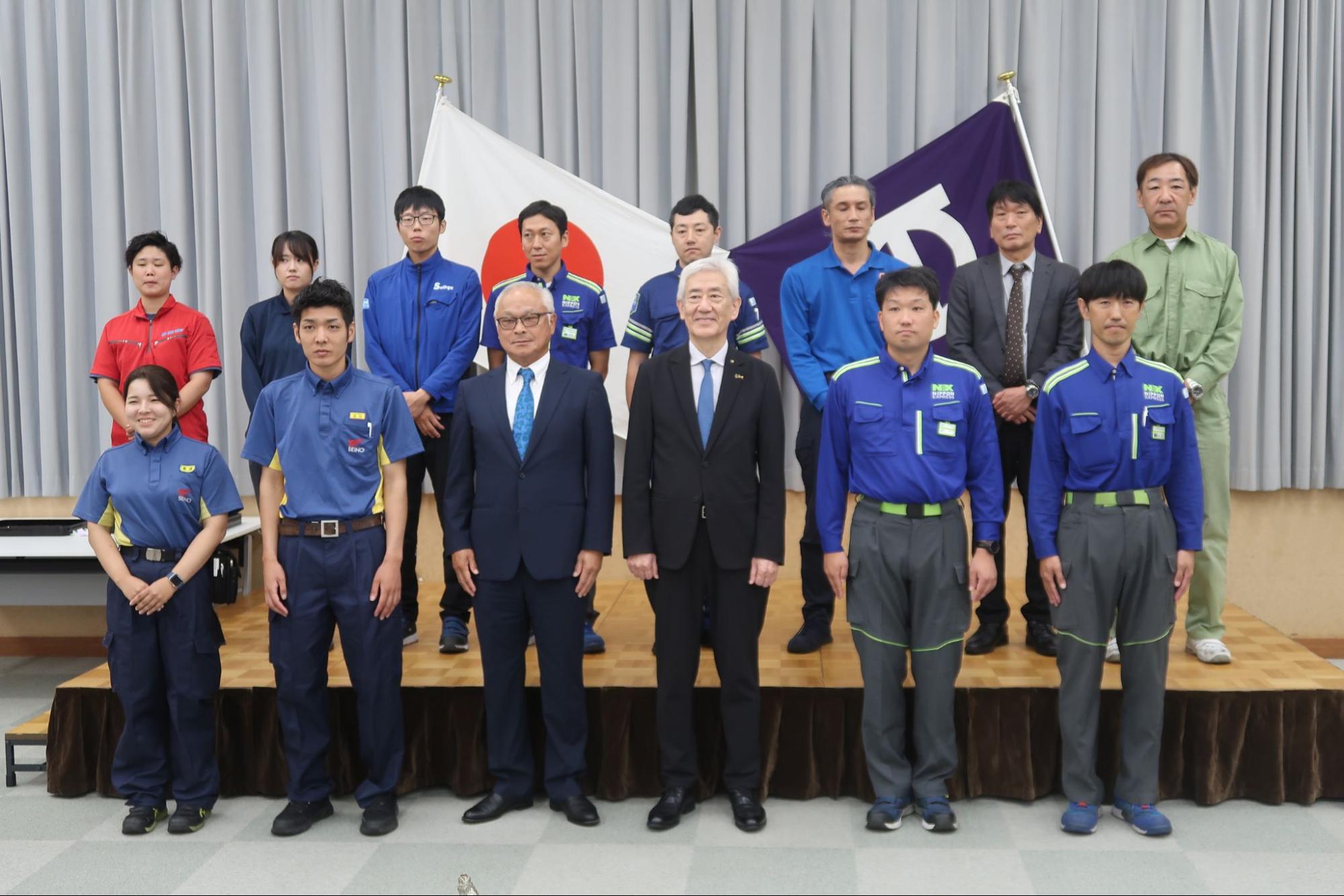鴻池会長（前列右から3人目）と受賞者ら<br>
