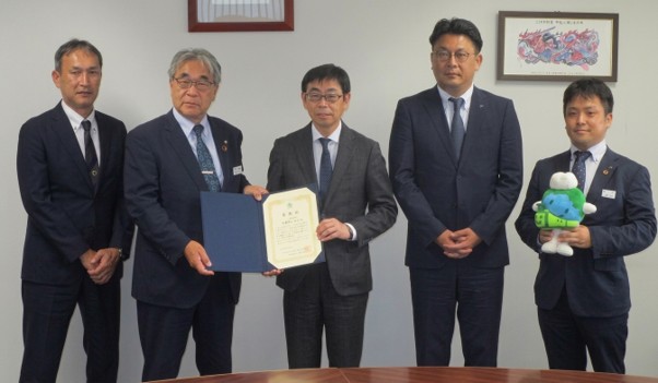 （左から）田村常務、鉄貨協の永田理事長、角田社長、JR貨物東北支社の遠藤営業部長、同北東北支店の安井副支店長