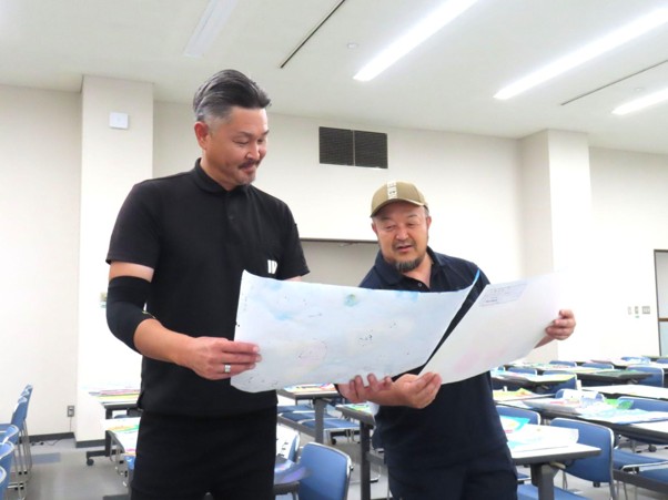 入賞作品を選出する青研の渡部聖明幹事㊧と山﨑武幹事