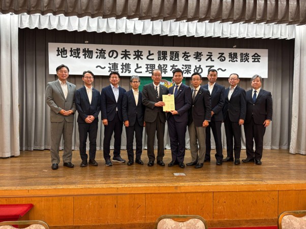 要望書を手に鈴木会長（左から5人目）と松下衆院議員（右隣）ら