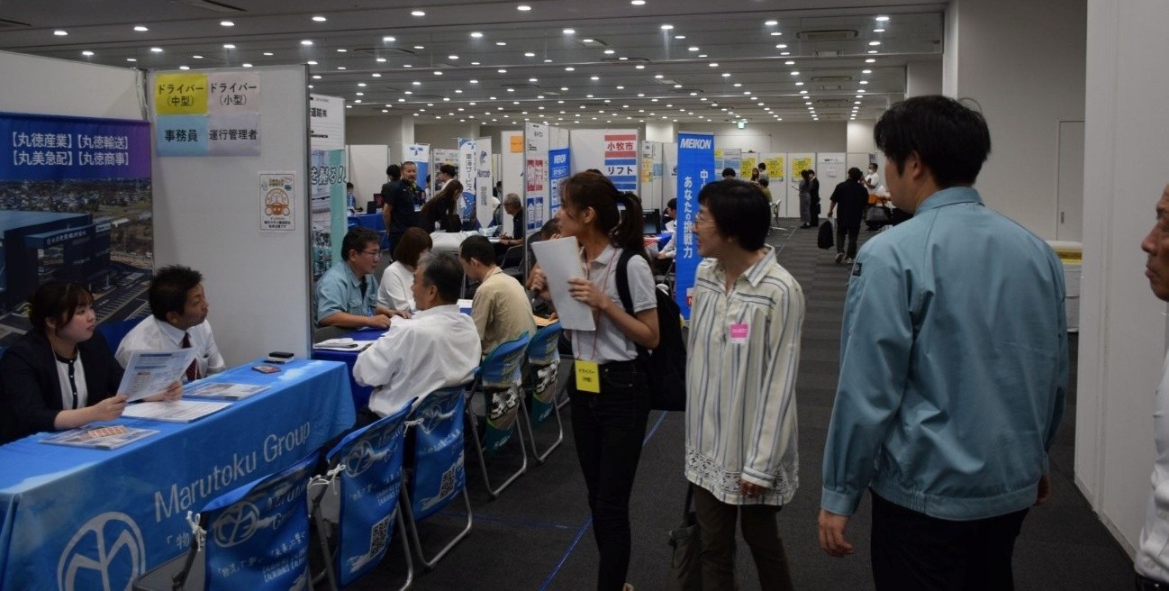 企業ブースで面談する来場者ら