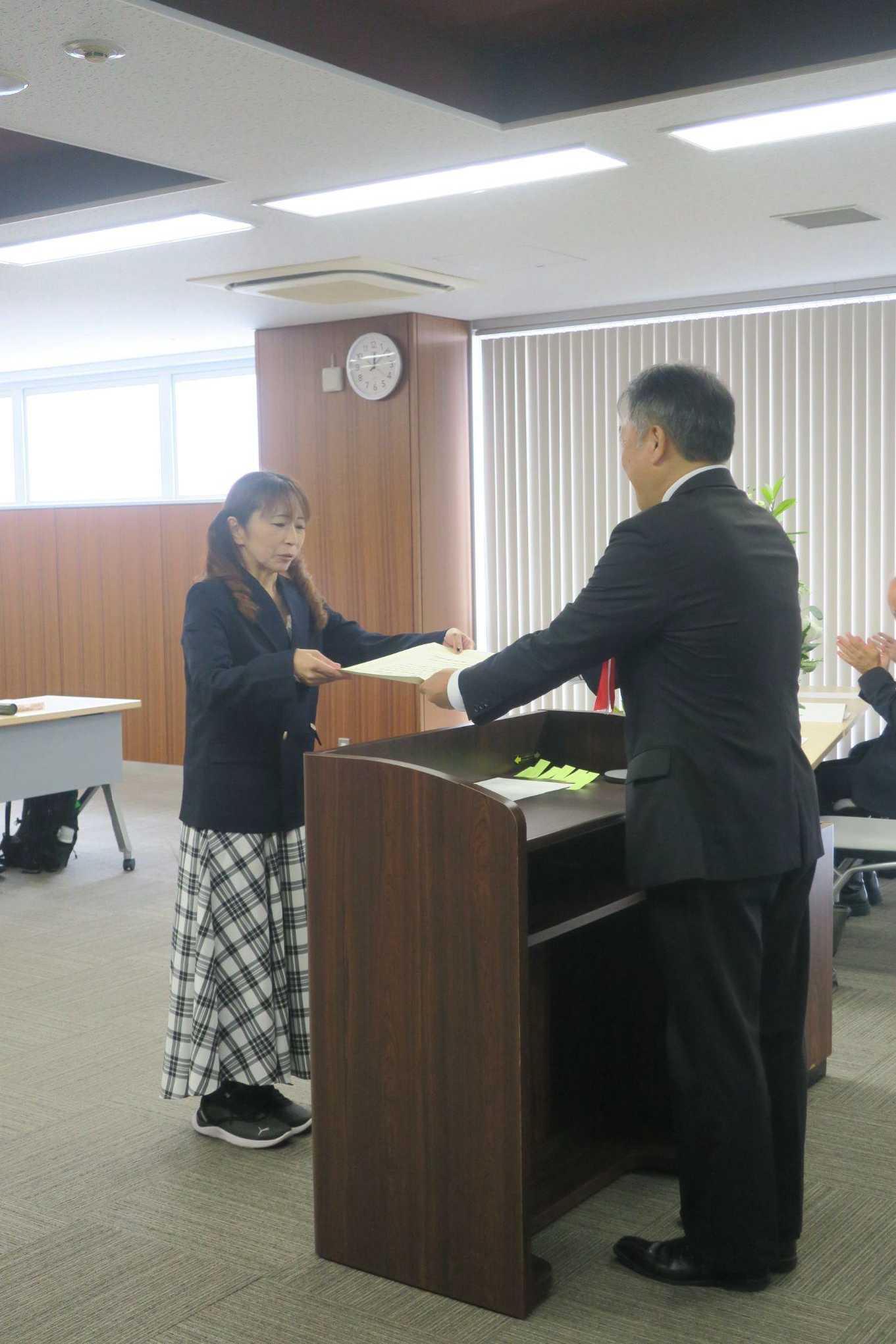 東海林会長から表彰を受ける女性部門優勝の榎本選手