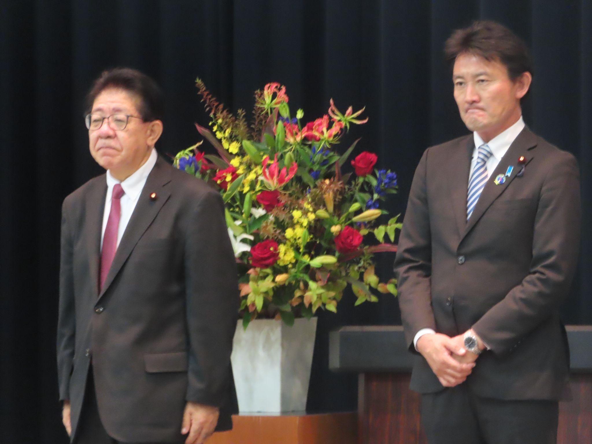 塩見事務次官のメッセージを聞く金子前国交相㊧、井林新国交相