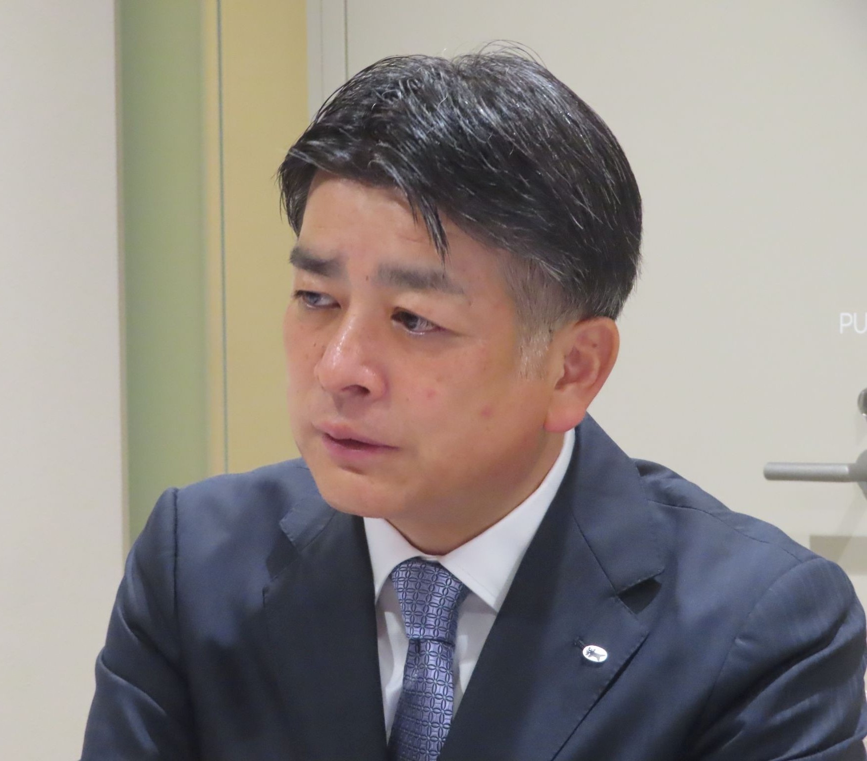物流センターでの在庫管理などの業務獲得に向け、提案営業を強化する方針を示す櫻井社長