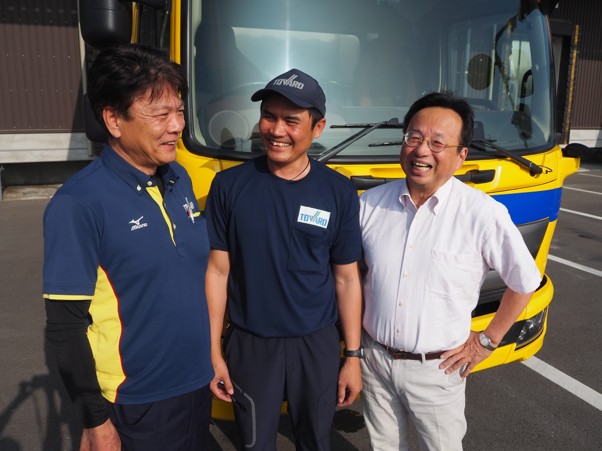 （左から）前田部門長補佐、トミー氏、加藤取締役