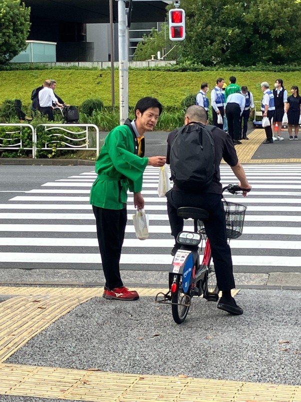 梨を配りながら事故防止を訴え