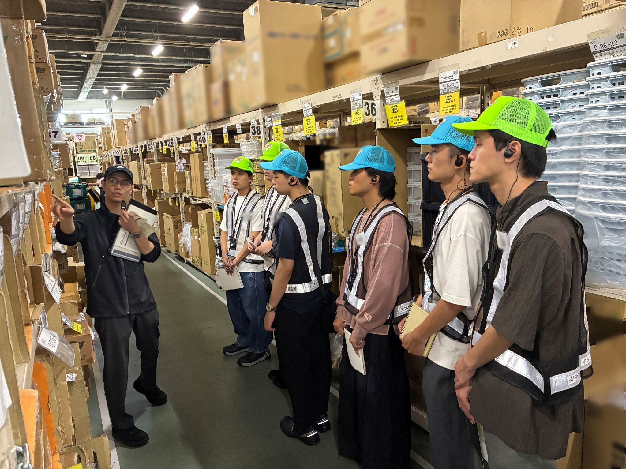 9月にキックオフを開催。学生が物流現場を見学