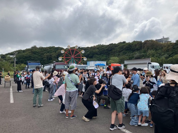 大型トラックと綱引きする子どもたち