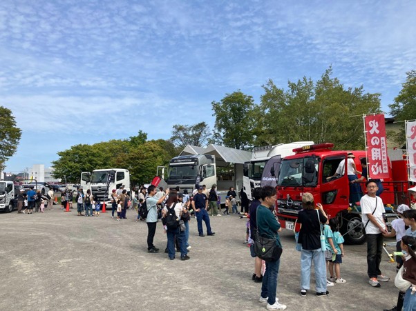 大型トラック、消防車、パトカー、クレーン車を展示