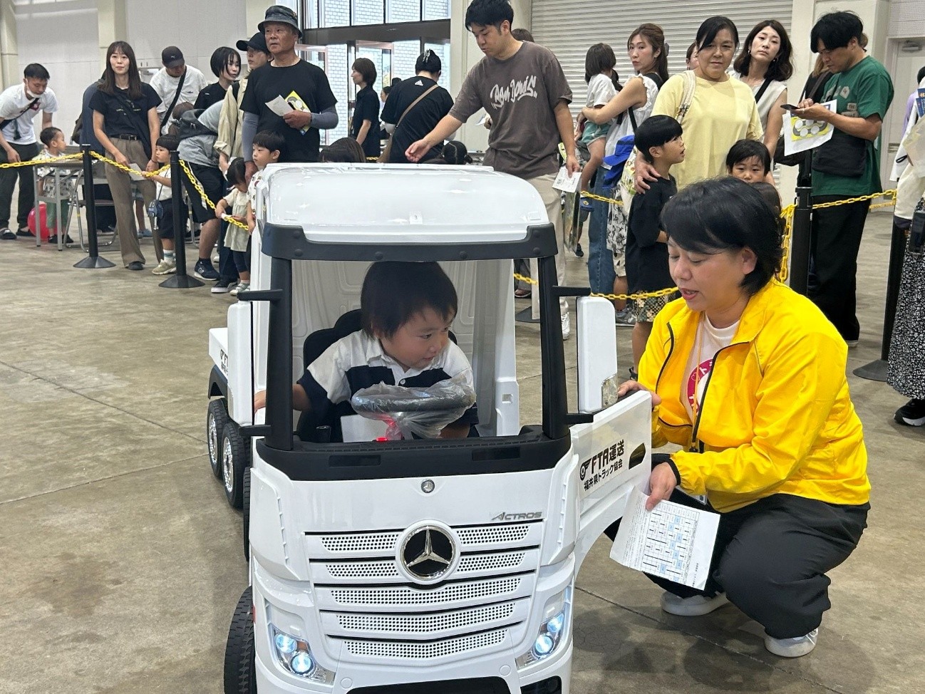 遠隔操作するラジコントラックに乗車