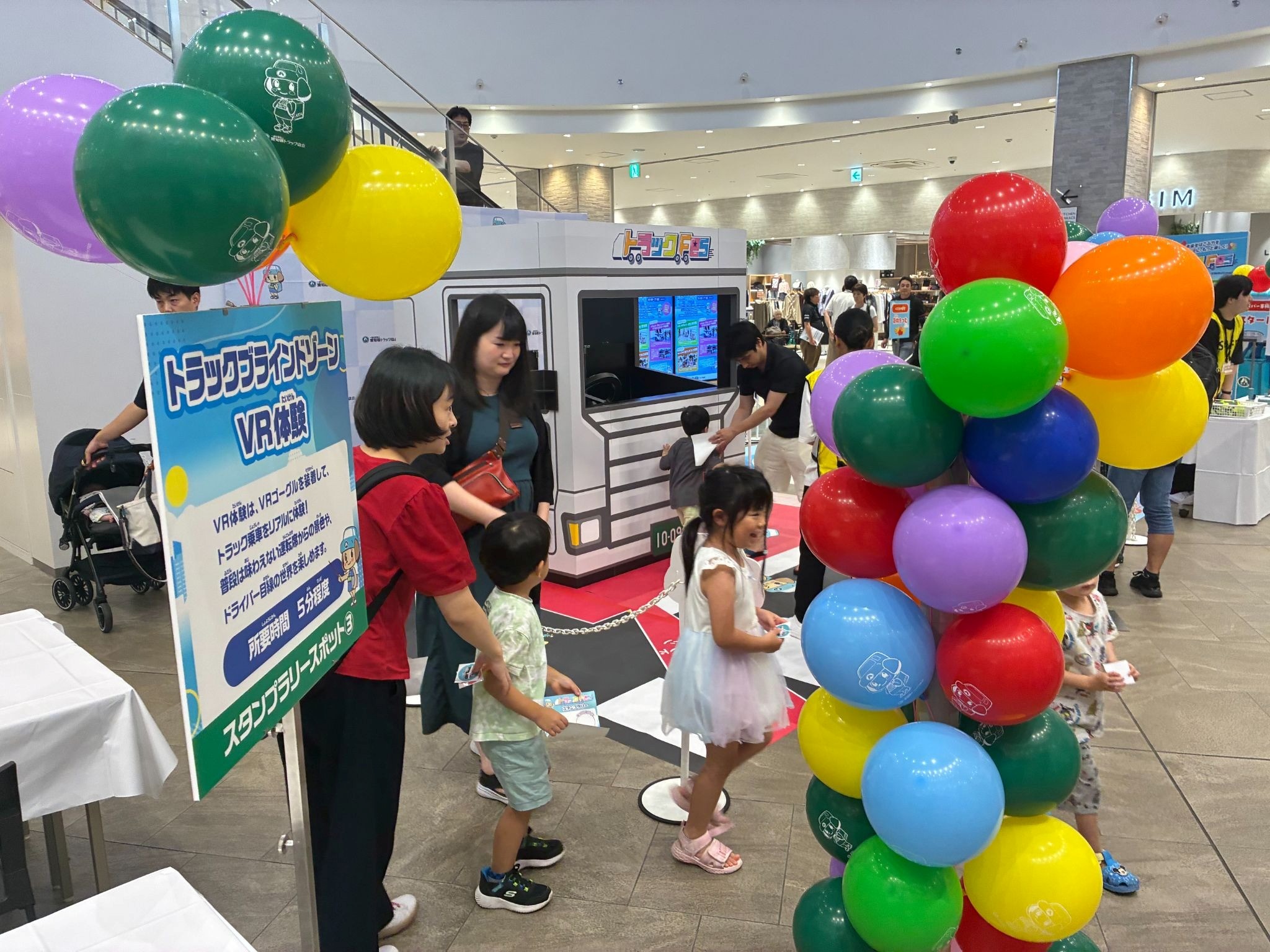 子ども連れの家族を中心に大勢が来場（12日）