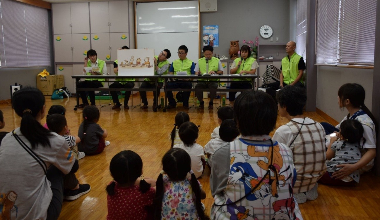 園児らの前で紙芝居を見せる部会員