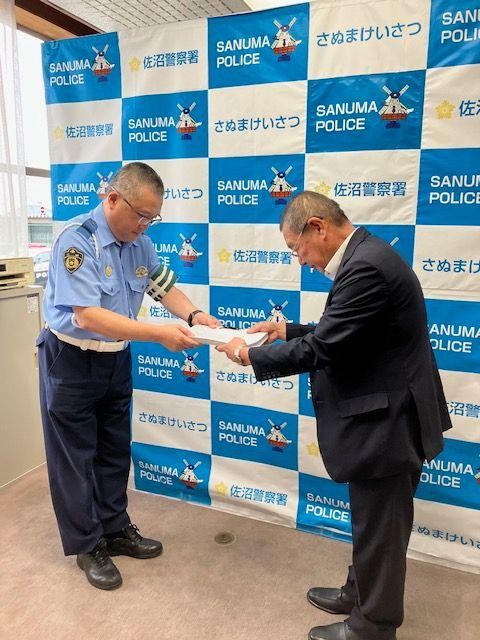 佐野署長㊧に宣誓書を提出する上野副支部長