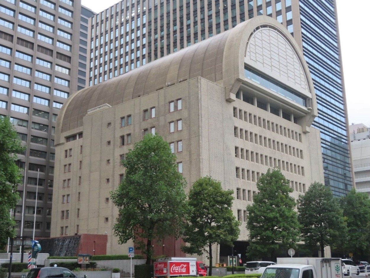 要望書では、全業種に導入した場合の輸送費上昇などへの懸念を説明（日本新聞協会が入居する日本プレスセンタービル、東京都千代田区）<br>