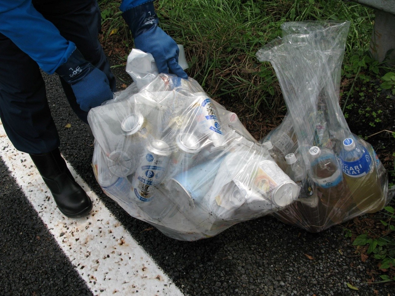 大型トラックの駐車スペース近くの緑地帯から多量の酒類容器が……（名神高速上り線・伊吹PA、9月17日）