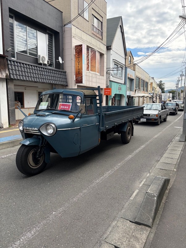 諏訪町商店街に並ぶ1969年製のオート三輪「マツダT2000」