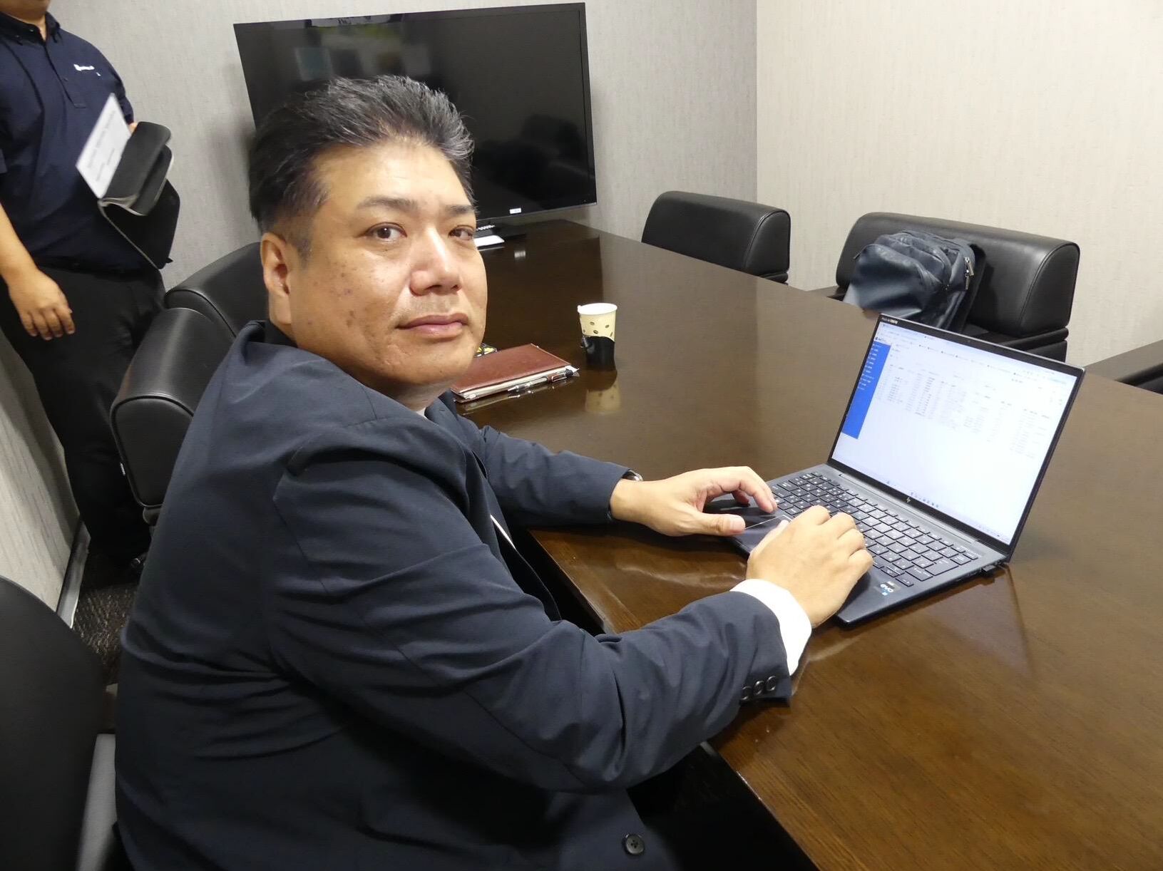 倉庫管理版について説明する西本執行役員