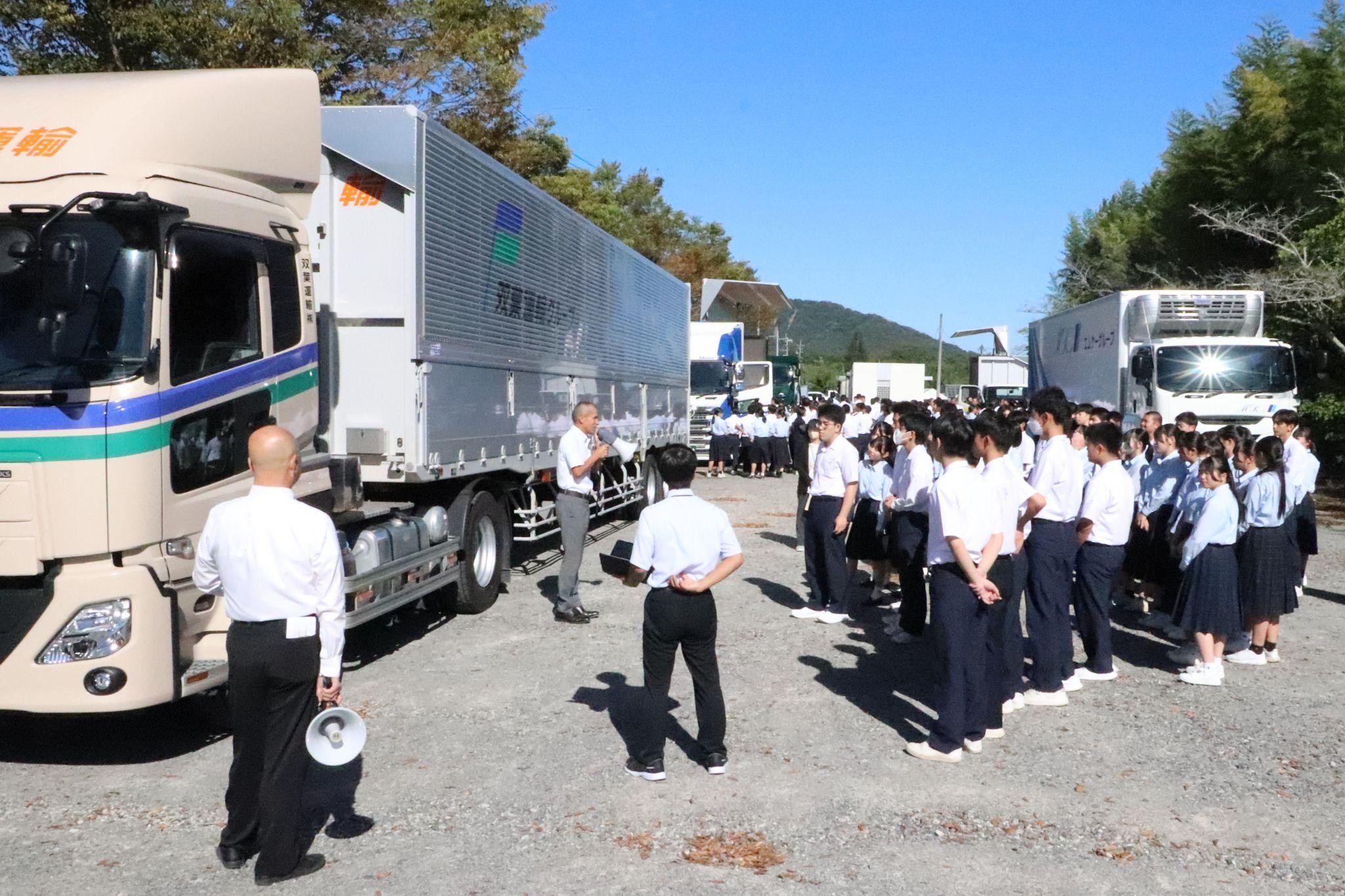 車両の見学と試乗体験を実施
