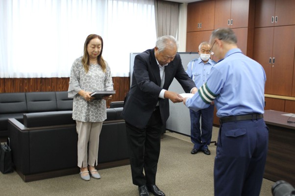 誓約書と署名簿を提出する菅井副支部長（中央）