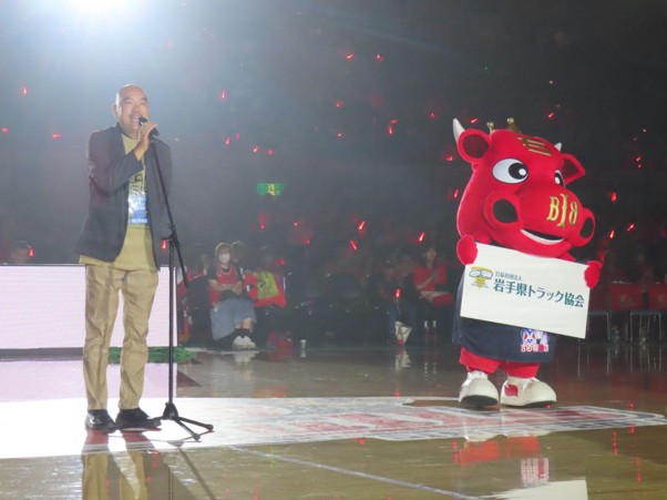 協会のCMソング「もしもトラックが止まったら」を歌う黒澤会長