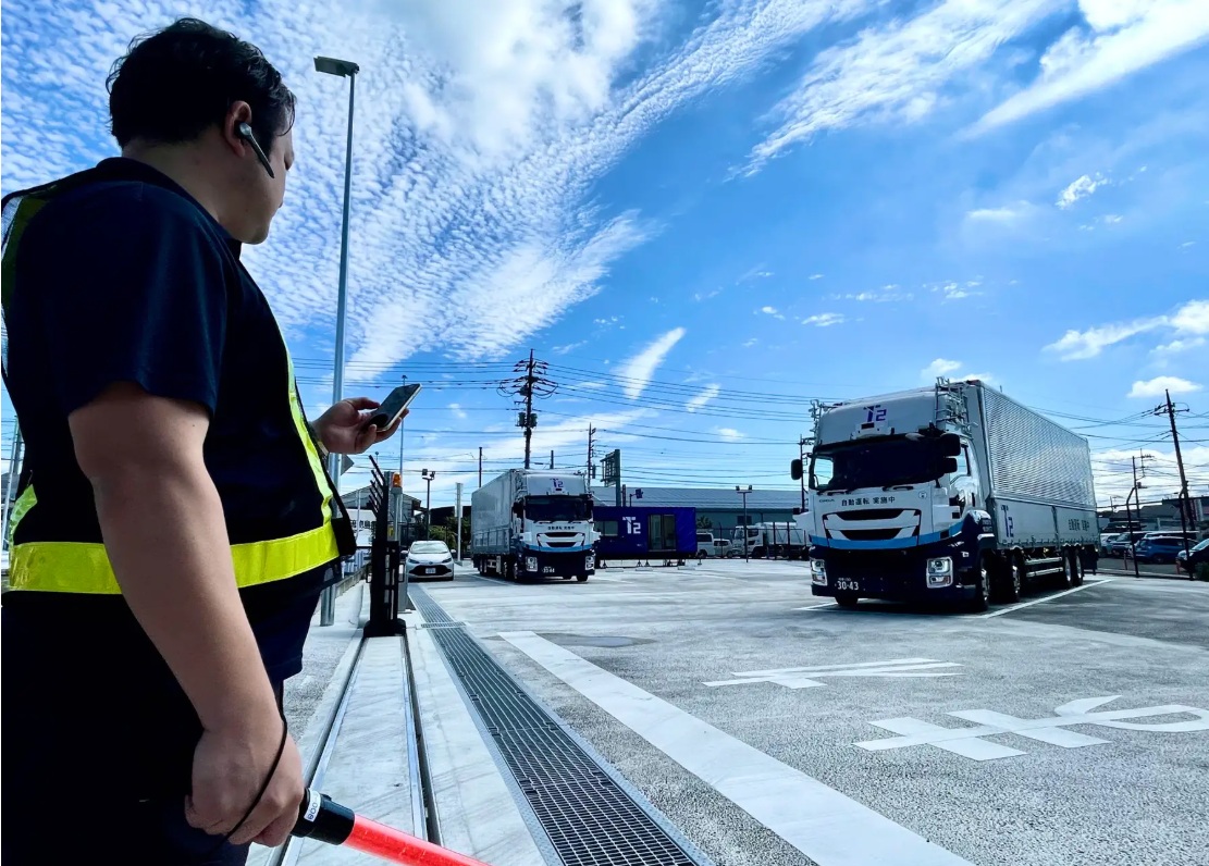 作業員がスマホから自動運転トラックに発車を指示<br>