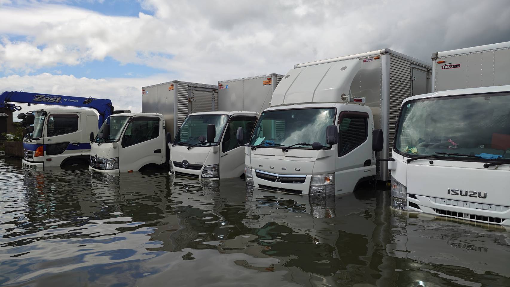 タイヤが隠れるほど水に漬かった本社のトラック（8月30日）