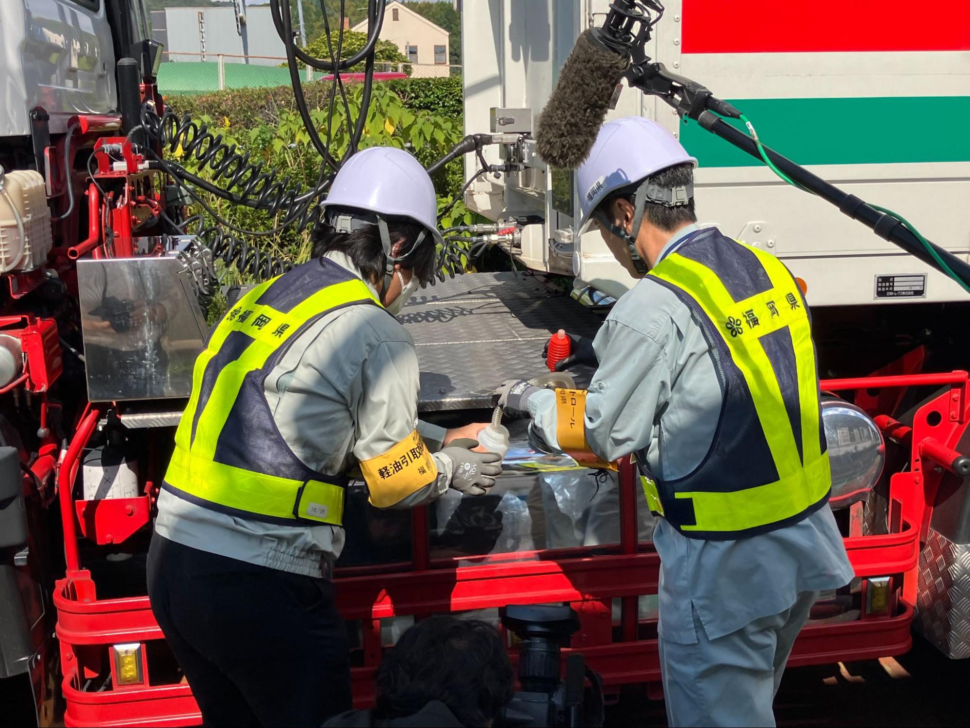 燃料タンクから軽油を採取（筑紫野市）